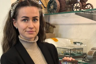 A 70-year-old beef tin from the first 1953 Mount Everest ascent has sold for £500 to a record-breaking British climber, blending history with personal legacy.