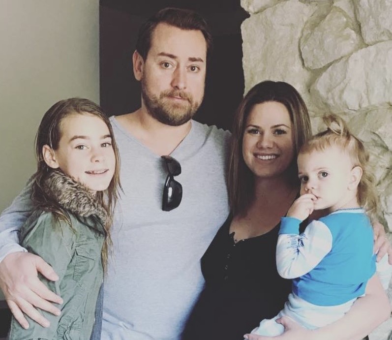 Woman who fell pregnant at 17 becomes a grandmother in her thirties - and still gets mistaken for her daughter's twin earning the title of world's hottest gran online.