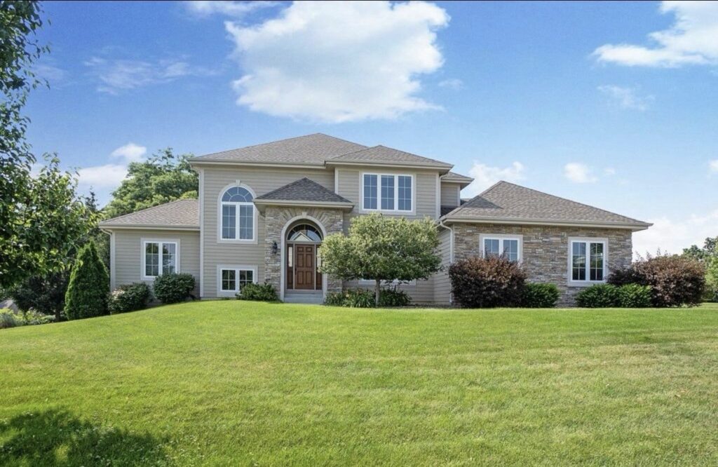 Couple turned buying their first home into a free £7,400 dream trip to Greece through a real estate rewards program - then used points to book a £15,000 honeymoon to Hawaii.