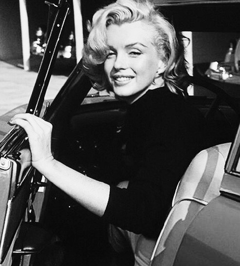 A fully restored 1950 Mercedes-Benz linked to Marilyn Monroe, backed by insurance documents she signed, is heading to auction with a stunning £160,000 estimate.