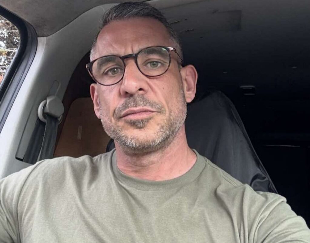A 45-year-old British builder who quit his Portsmouth job is now sipping £2 pints on a beach in Thailand as a TikTok creator - spending £800 a month instead of £3,000.