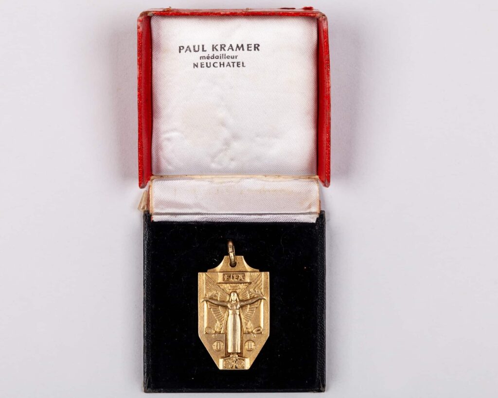 Gordon Banks' 1966 World Cup winner's medal is going under the hammer with a £300,000 estimate - the England legend sold it in 2001 to help his family and it is now returning to auction.