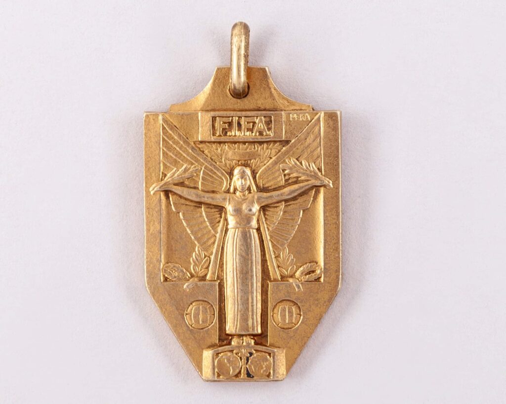 Gordon Banks' 1966 World Cup winner's medal is going under the hammer with a £300,000 estimate - the England legend sold it in 2001 to help his family and it is now returning to auction.