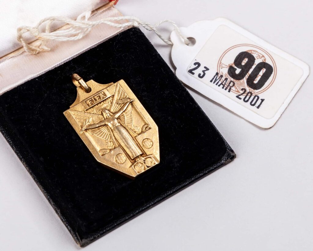 Gordon Banks' 1966 World Cup winner's medal is going under the hammer with a £300,000 estimate - the England legend sold it in 2001 to help his family and it is now returning to auction.
