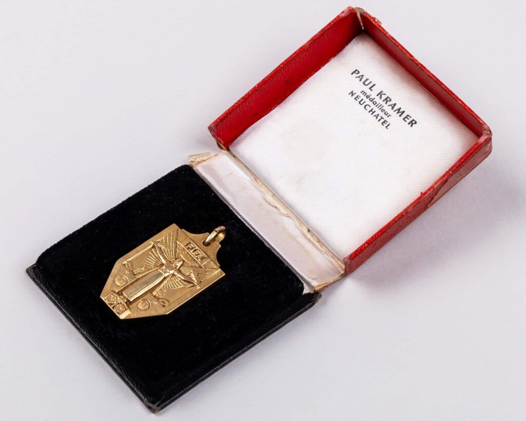 Gordon Banks' 1966 World Cup winner's medal is going under the hammer with a £300,000 estimate - the England legend sold it in 2001 to help his family and it is now returning to auction.