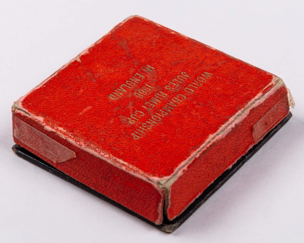 Gordon Banks' 1966 World Cup winner's medal is going under the hammer with a £300,000 estimate - the England legend sold it in 2001 to help his family and it is now returning to auction.