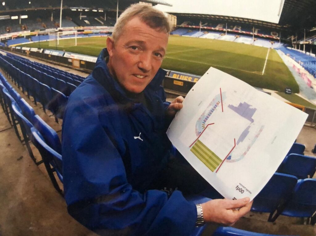 Everton's longest-serving groundsman Bob Lennon has retired after 40 years tending the club's pitches - working under 19 managers and caring for millions of blades of grass.