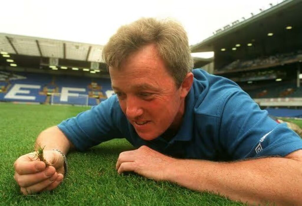 Everton's longest-serving groundsman Bob Lennon has retired after 40 years tending the club's pitches - working under 19 managers and caring for millions of blades of grass.