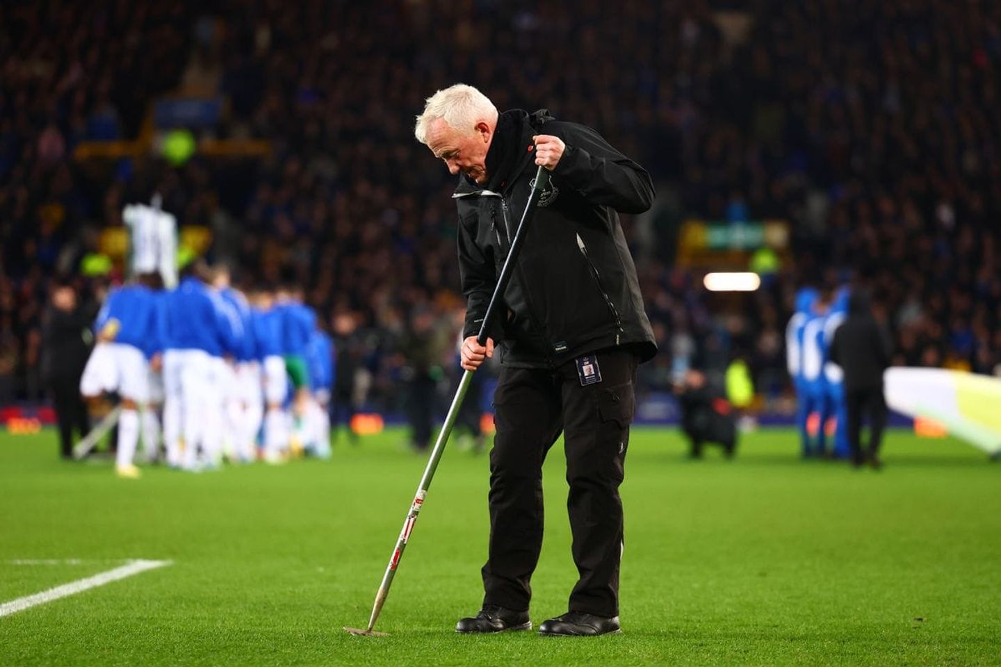 Everton's longest-serving groundsman Bob Lennon has retired after 40 years tending the club's pitches - working under 19 managers and caring for millions of blades of grass.