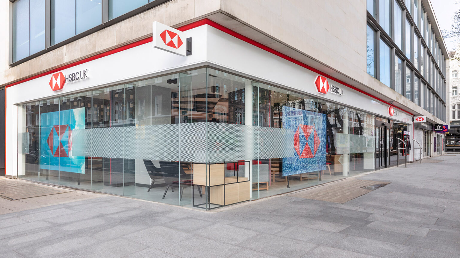 HSBC is offering new customers a £220 cash bonus to switch their everyday banking - but you'll need to spend £500 on your debit card and pay in £2,000 within 60 days to qualify.