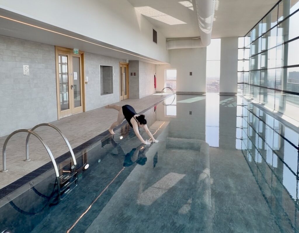 A woman fled a mouldy, mouse-infested London house share costing £1,000 a month and now has a luxury Manchester flat with a rooftop pool and jacuzzi for the same price.