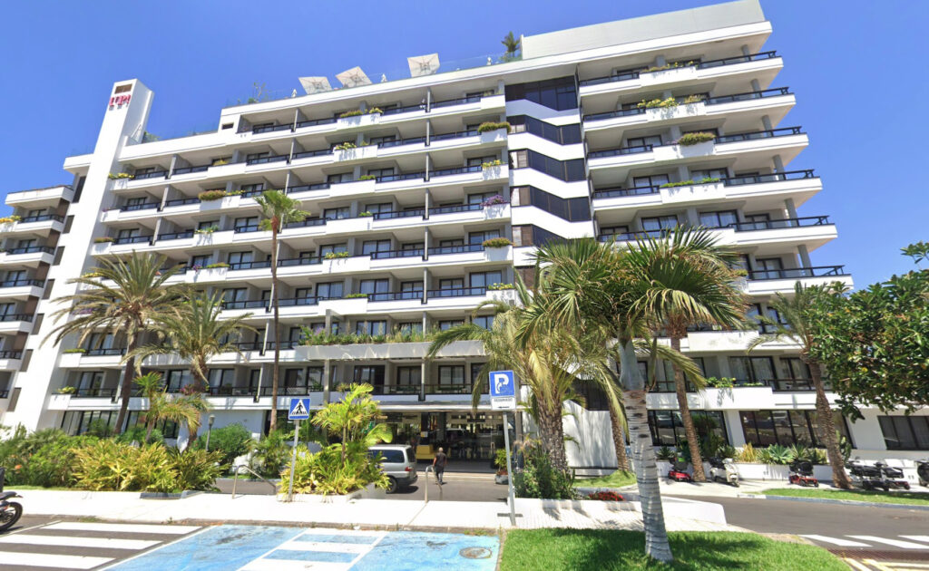 A Tenerife hotel deployed security guards to protect its sunbeds from early risers - but the sunbed wars still kicked off when all loungers were gone within five minutes.