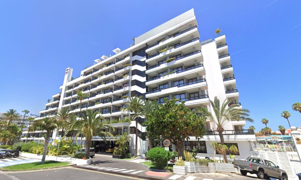 Dozens of holidaymakers sprinted for sunbeds the moment pool gates opened at 8am in Tenerife after queuing for half an hour - with every single lounger gone by 9:30am.