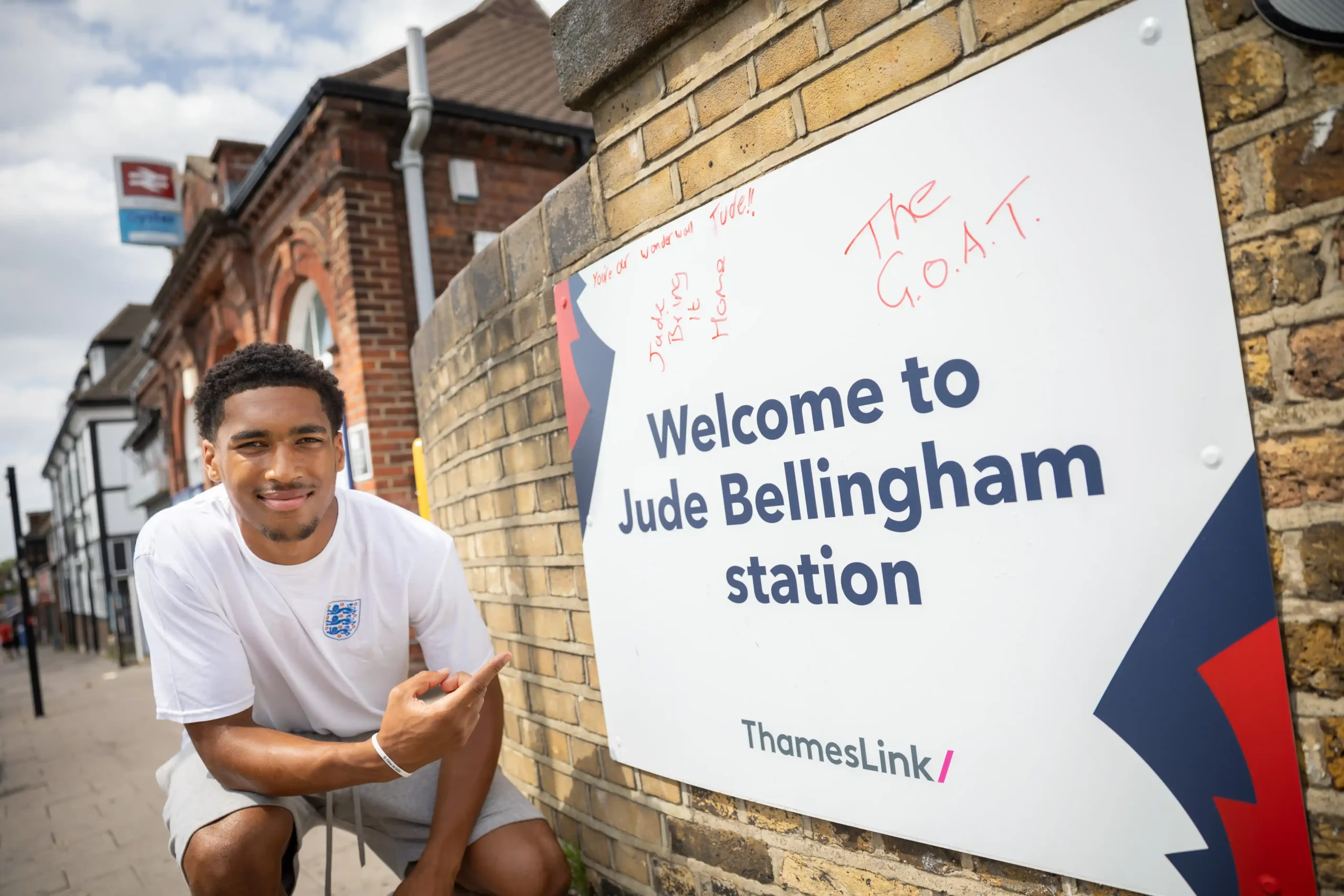 England Hero Spotted At Jude Bellingham Station Ahead Of World Cup england-hero-spotted-at-jude-bellingham-station-ahead-of-world-cup