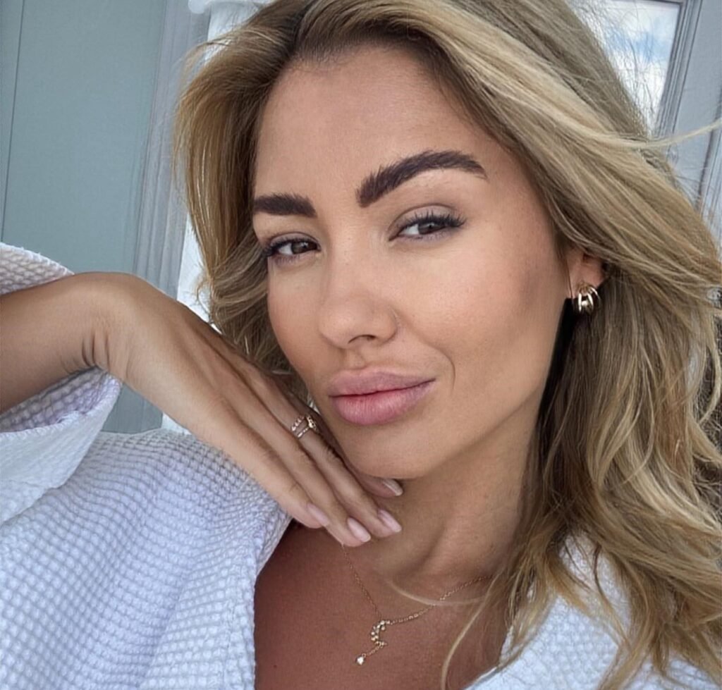 Mum, 39, often mistaken for her 14-year-old daughter's sister has to whip out her ID to prove it, crediting her youthful looks to "good old Polish genes".