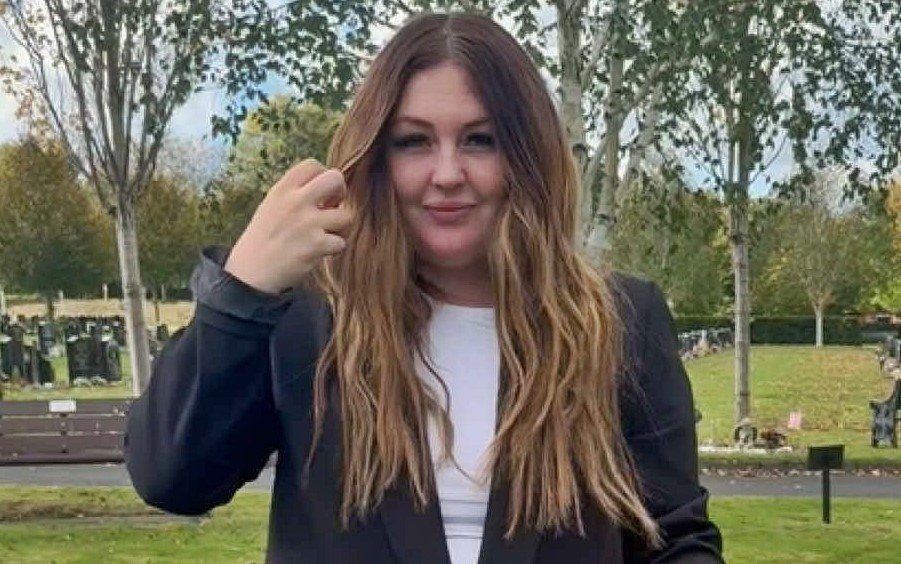 A self-proclaimed psychic medium claims she sees ghosts everywhere she goes - even sitting opposite her on trains and joining her on the school run, blending in "like normal people".