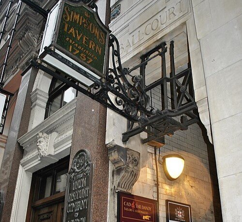One of the UK's oldest restaurants, the historic Simpson's Tavern dating back to 1757, will finally reopen four years after its sudden closure - now under the name Cloth Cornhill.