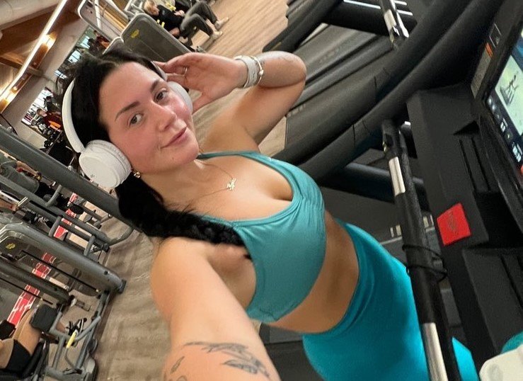 Woman who thought she would never have abs due to genetics went from a size 14 to XS with a ripped six-pack - and insists the secret is not in the gym but the kitchen.