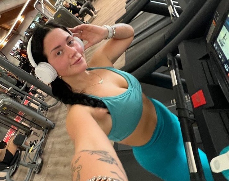 A woman quit her three UK jobs and 15-hour days for Thailand, where a luxury apartment with a pool costs her just £550 a month and coffee is £1.