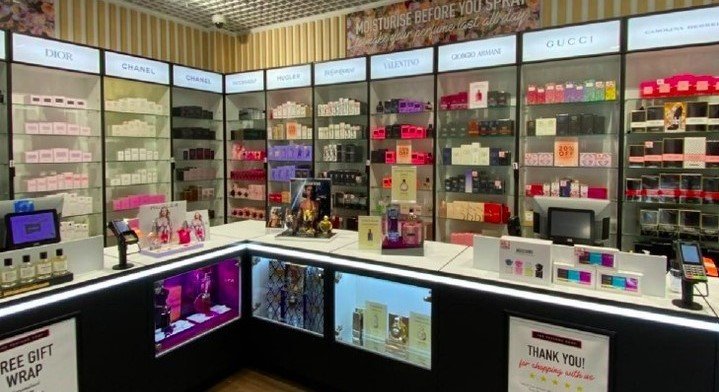 A major High Street retailer is hiring around 800 workers ahead of the Christmas rush - with staff getting commission and a 20 per cent discount from day one.