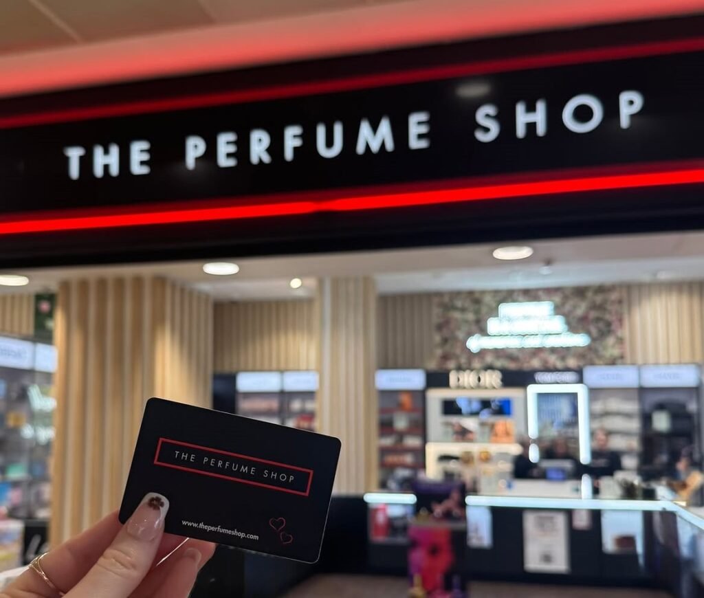 A major High Street retailer is hiring around 800 workers ahead of the Christmas rush - with staff getting commission and a 20 per cent discount from day one.