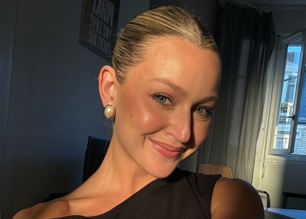 A woman's pregnancy acne got so painful she couldn't smile and would only see her boyfriend in the dark - until a £200 four-step routine cleared her skin.