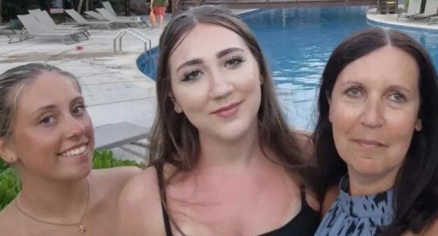 A holidaymaker says her £2,000 Majorca break was ruined by a room "smaller than a prison cell" - with bunk beds and ants crawling up the walls.