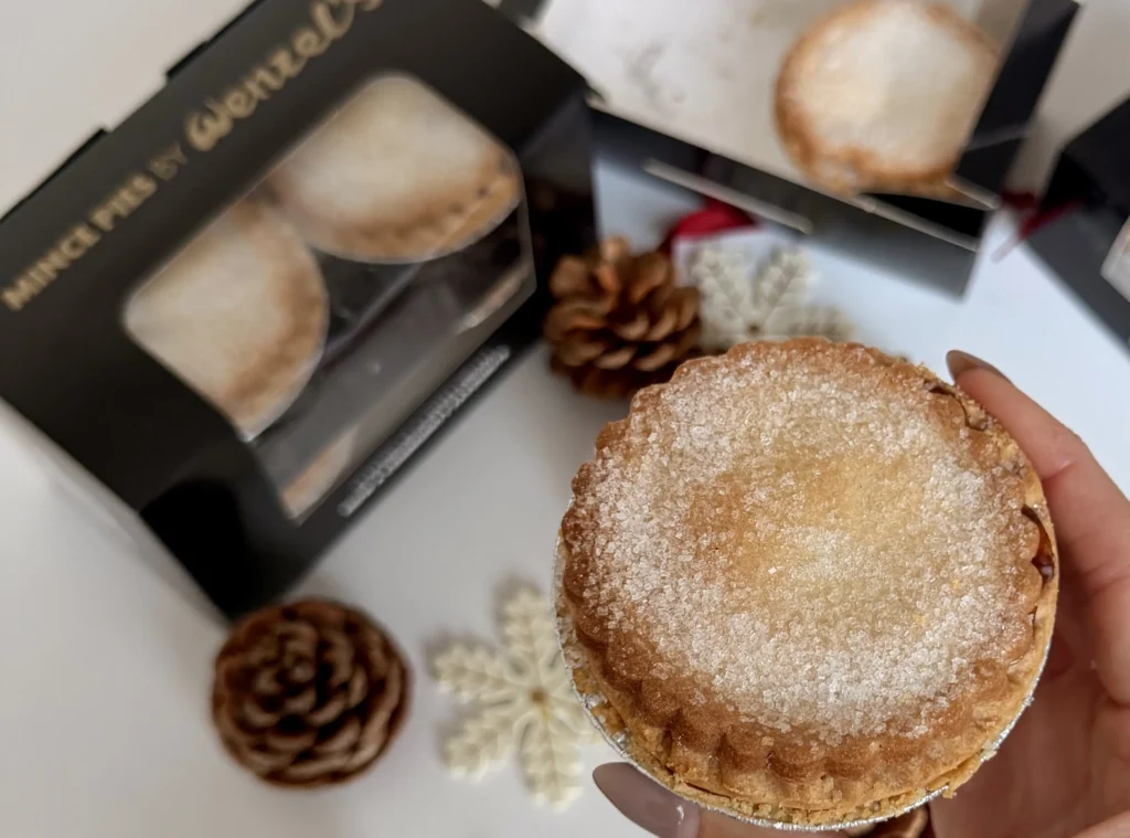 Christmas dinner hits the meal deal as Wenzel’s launches a £5.95 Pigs in Blanket Hot Baguette, plus a festive new Almond Mince Pie and Gingerbread Latte from 5th November.