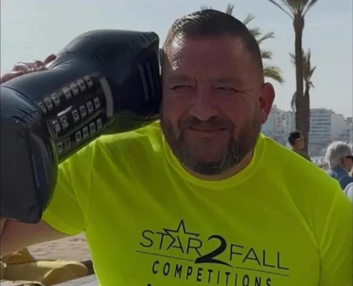 Brits avoid roaming charges by using £5 walkie-talkies between bars on holiday - a genius hack for their ten-day trip to Spain that saves money.