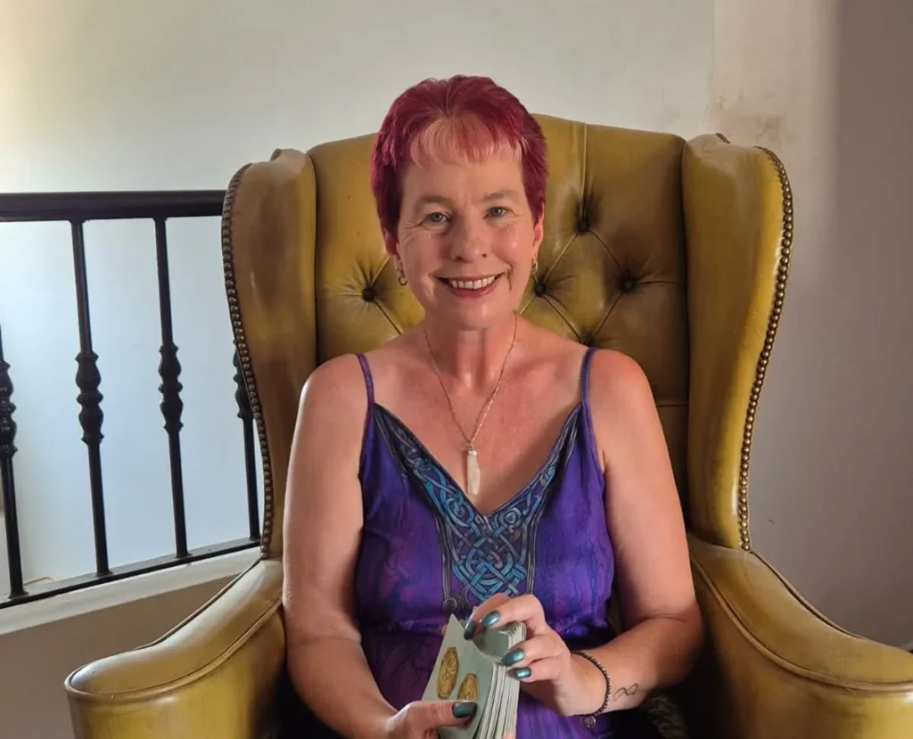 A woman who used to sell houses that wouldn’t shift within days has revealed her secret skill which she’s turned into a full-time business.