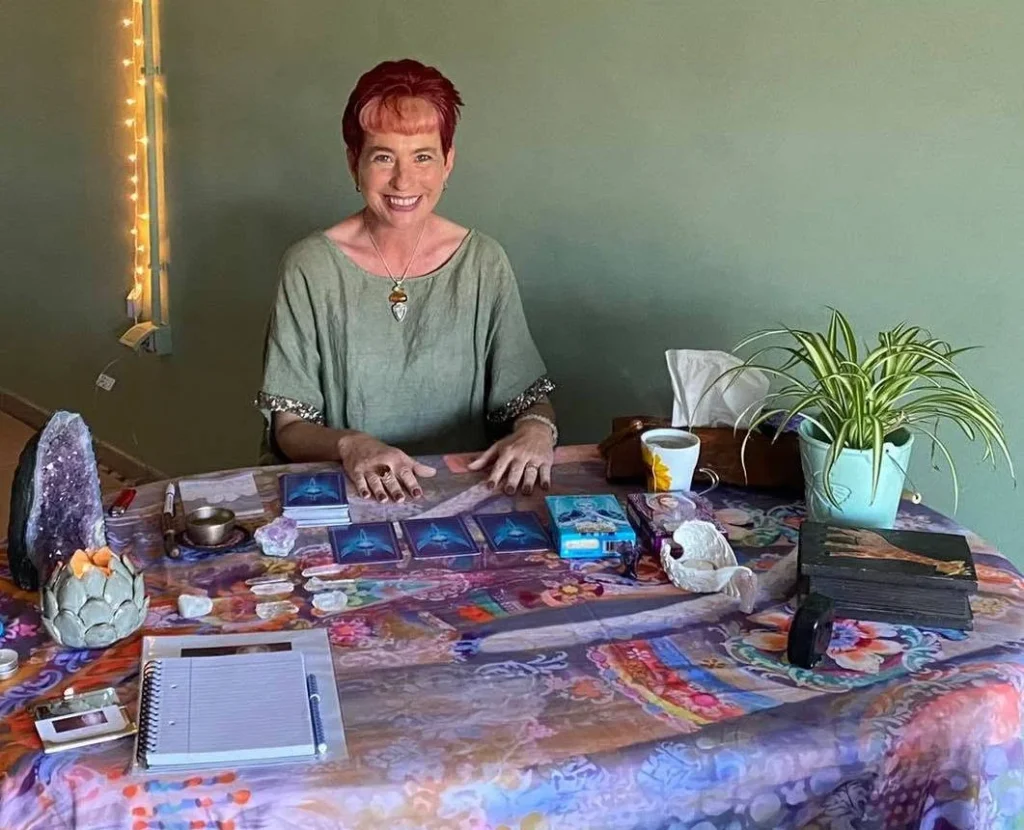 A woman who used to sell houses that wouldn’t shift within days has revealed her secret skill which she’s turned into a full-time business.