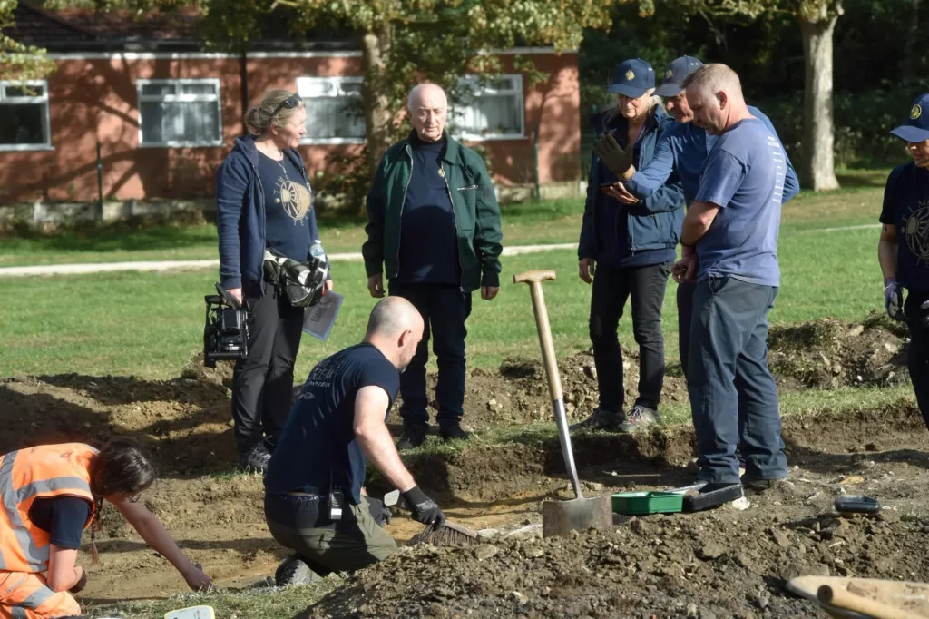 Time Team uncovers England's largest medieval leprosy hospital in Lincoln. Archaeologists discover traces of individual dwellings and separate buildings for patients.