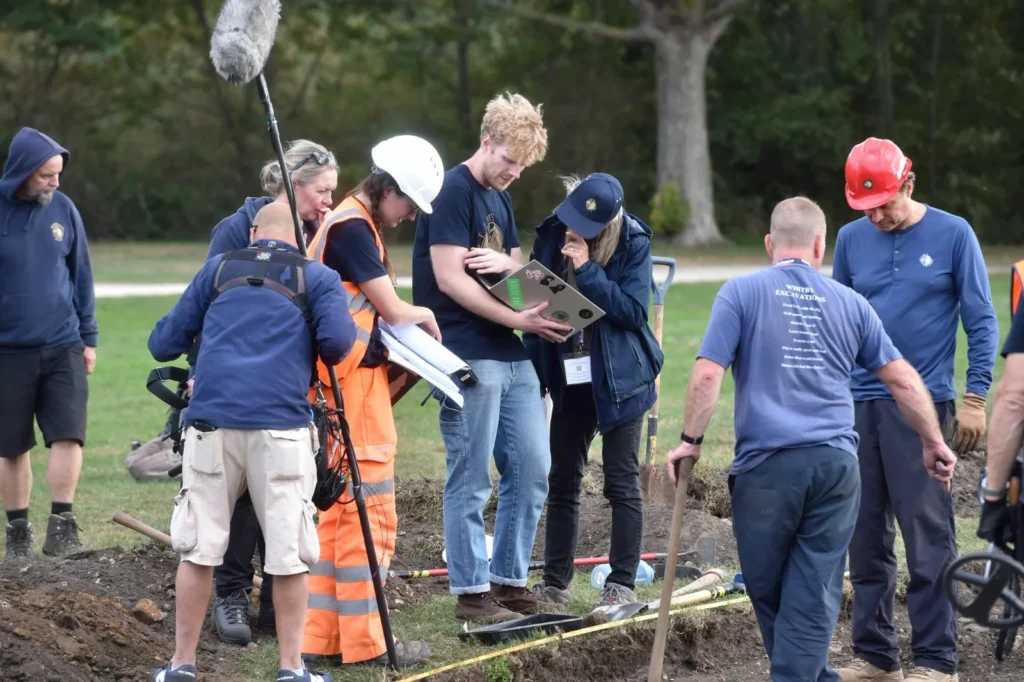 Time Team uncovers England's largest medieval leprosy hospital in Lincoln. Archaeologists discover traces of individual dwellings and separate buildings for patients.