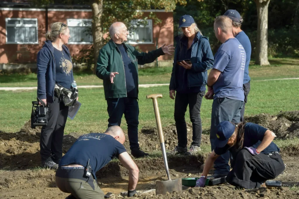 Time Team uncovers England's largest medieval leprosy hospital in Lincoln. Archaeologists discover traces of individual dwellings and separate buildings for patients.