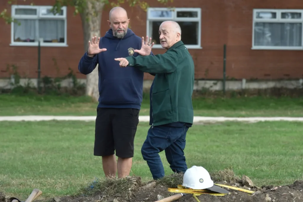 Time Team uncovers England's largest medieval leprosy hospital in Lincoln. Archaeologists discover traces of individual dwellings and separate buildings for patients.