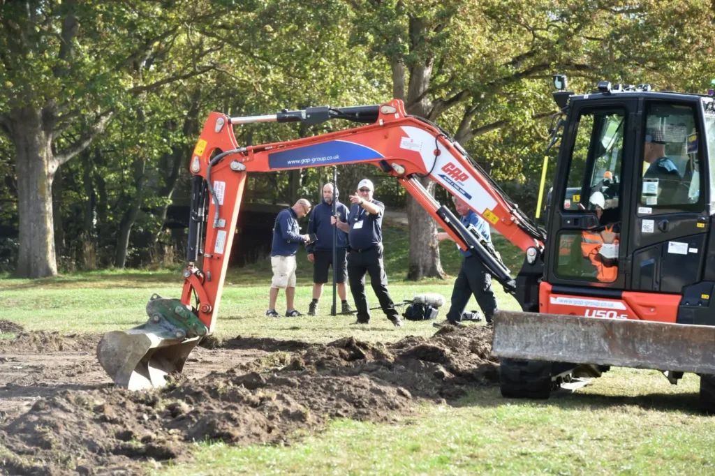 Time Team uncovers England's largest medieval leprosy hospital in Lincoln. Archaeologists discover traces of individual dwellings and separate buildings for patients.