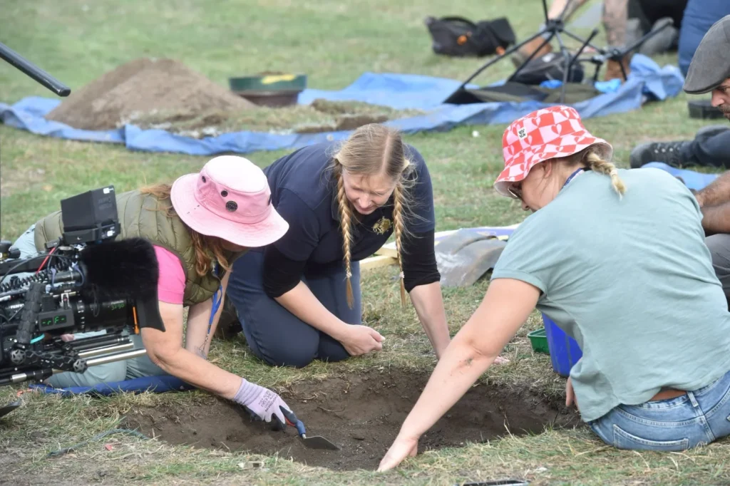 Time Team uncovers England's largest medieval leprosy hospital in Lincoln. Archaeologists discover traces of individual dwellings and separate buildings for patients.