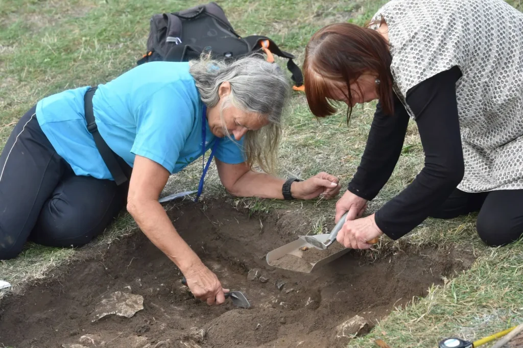 Time Team uncovers England's largest medieval leprosy hospital in Lincoln. Archaeologists discover traces of individual dwellings and separate buildings for patients.