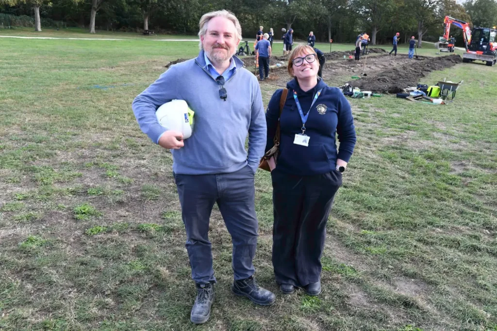Time Team uncovers England's largest medieval leprosy hospital in Lincoln. Archaeologists discover traces of individual dwellings and separate buildings for patients.