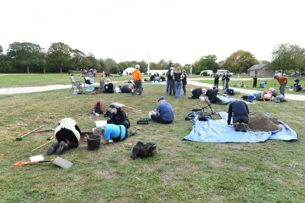 Time Team uncovers England's largest medieval leprosy hospital in Lincoln. Archaeologists discover traces of individual dwellings and separate buildings for patients.