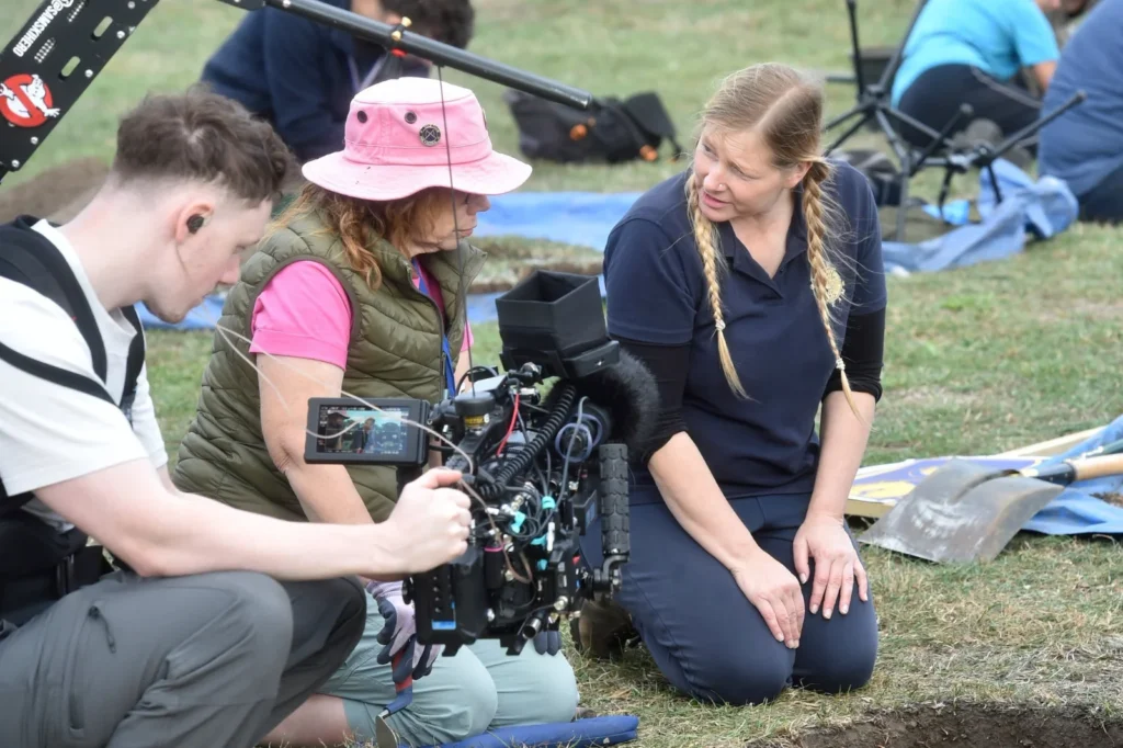 Time Team uncovers England's largest medieval leprosy hospital in Lincoln. Archaeologists discover traces of individual dwellings and separate buildings for patients.