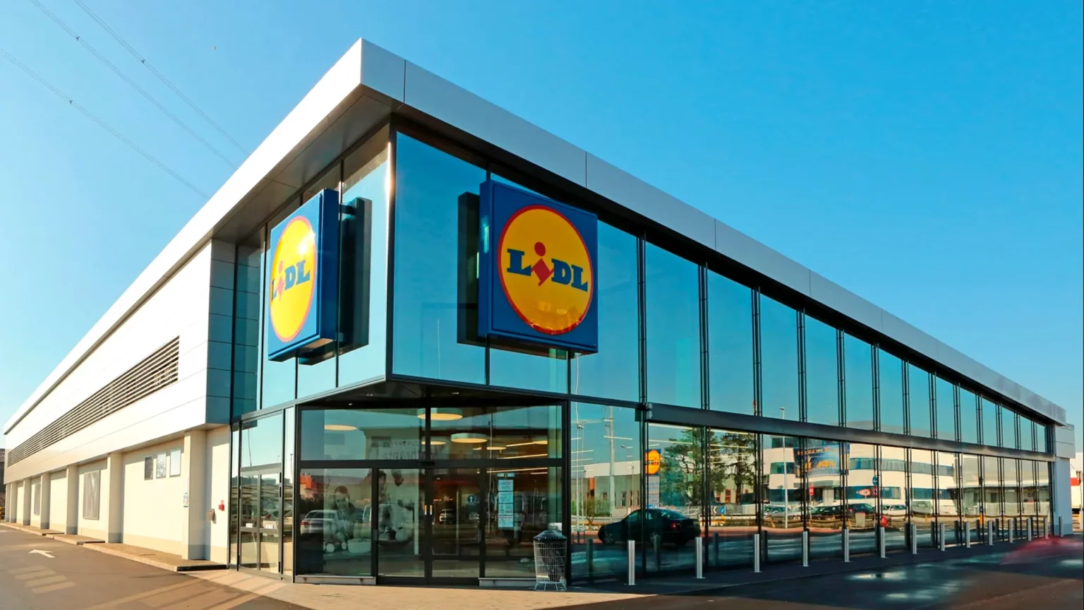 Lidl is offering primary school teachers £100 vouchers to help children discover and taste fresh food. The supermarket is making 1,500 digital gift cards available to.