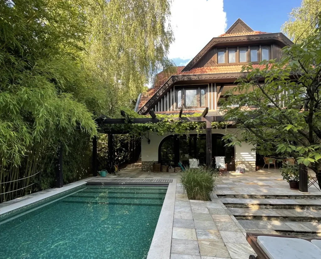Young couple reveal how they travel the world for FREE by house-sitting in luxury homes - staying in 18 countries without paying for accommodation. Here's how they do it.