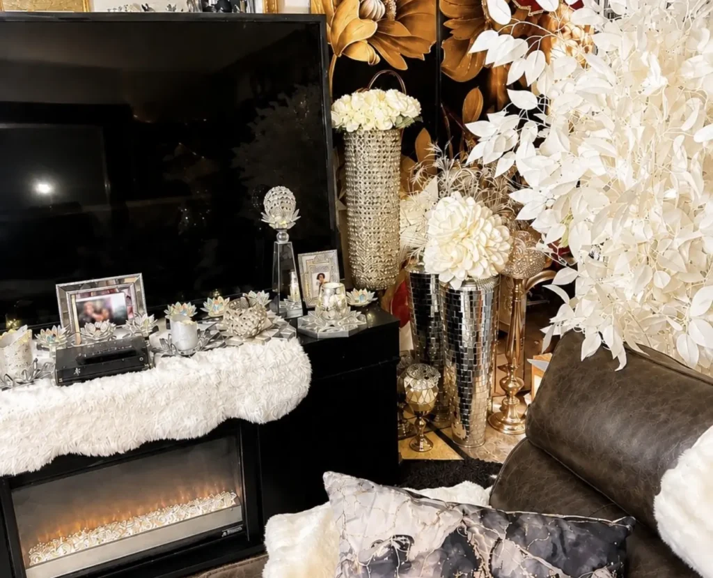 Woman spends nearly £3,800 turning home into festive Christmas grotto 73 days early. Georgia Gaddis transforms her house into a winter wonderland.