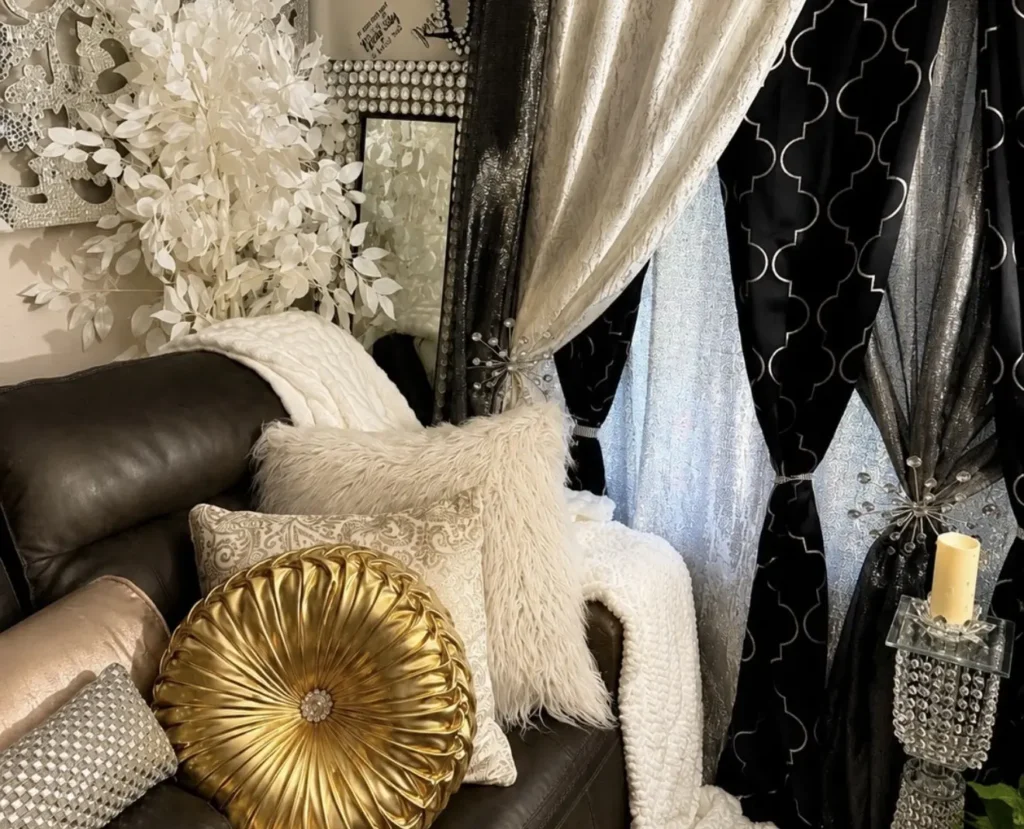 Woman spends nearly £3,800 turning home into festive Christmas grotto 73 days early. Georgia Gaddis transforms her house into a winter wonderland.